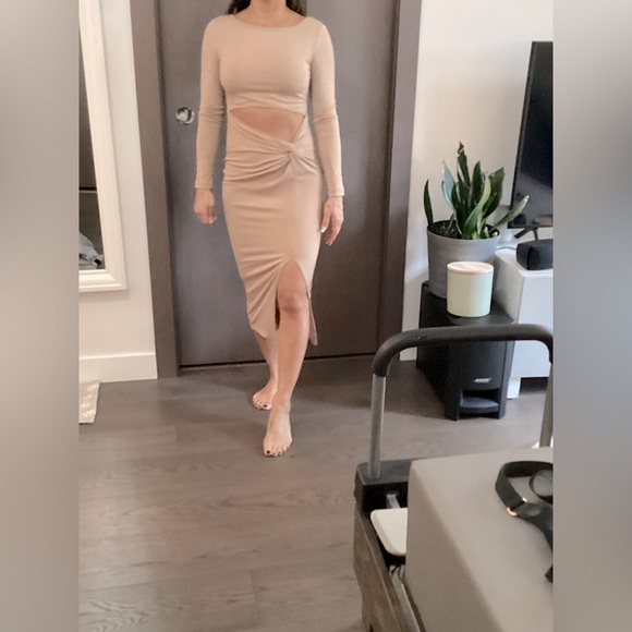 This dress from Lulu‘s is extra small and worn once - Picture 1 of 2